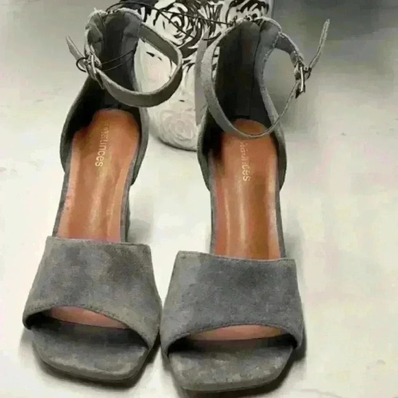 NWT Maurices Gray Suede Tiffany Sculpted Block Heels Size 8.5 - Picture 2 of 14